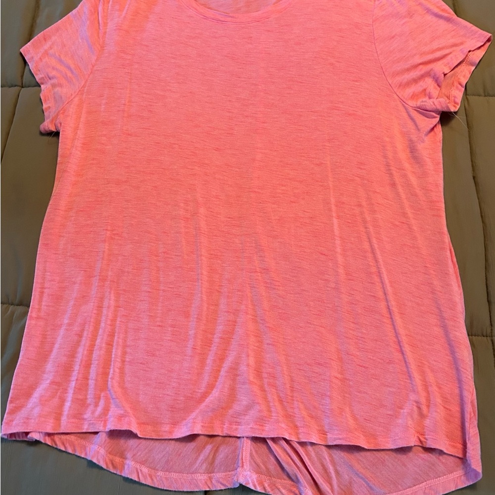 🩷SUPER CUTE AND LIGHT TEE SHIRT…
